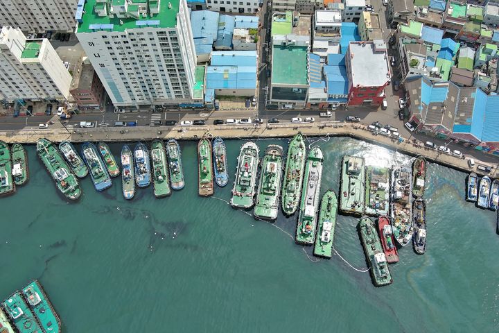 [부산=뉴시스] 부산해양경찰서는 부두 앞 해상에 선박 기름을 대량으로 유출하고 아무런 조치를 하지 않은 유창청소업체 대표 A(60)씨를 해양환경관리법 위반 혐의로 적발해 조사 중이라고 9일 밝혔다. (사진=부산해경 제공) 2026.05.09. photo@newsis.com *재판매 및 DB 금지