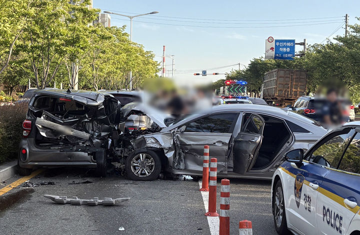 [부산=뉴시스] 8일 오후 5시39분께 부산 사하구 강변대로에서 8중 추돌사고가 발생해 운전자 6명이 경상을 입었다. (사진=부산경찰청 제공) 2026.05.09. photo@newsis.com *재판매 및 DB 금지