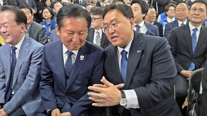 [세종=뉴시스] 송승화 기자 = 9일 세종시 나성동에서 열린 더불어민주당 시민동행 합동 선대위 발대식에서 정청래(왼쪽) 대표와 조상호 후보가 이야기를 나누고 있다. 2026.05.09. ssong1007@newsis.com *재판매 및 DB 금지