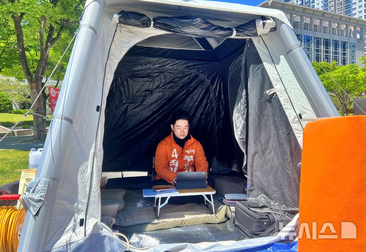 [부산=뉴시스] 원동화 기자 = 개혁신당 정이한 부산시장 후보가 9일 부산 연제구 부산시청 앞 광장 공터에서 텐트를 치고 'TV토론회 배제'에 항의하면서 무기한 단식 농성에 들어갔다. 2026.05.09. dhwon@newsis.com