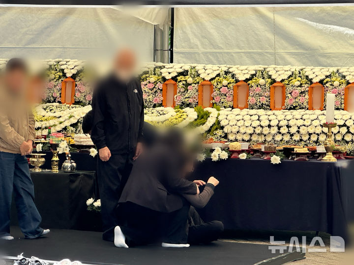[대전=뉴시스] 김도현 기자 = 14명의 사망자가 발생한 '안전공업 화재 참사' 유족이 9일 오전 대전 대덕구 문평동 문평근린공원에서 열린 추모식 중 오열하고 있다. 2026.05.09. kdh1917@newsis.com