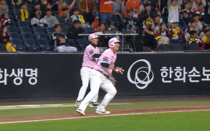 [서울=뉴시스] 한화 이글스의 하주석이 8일 대전 한화생명볼파크에서 벌어진 2026 신한 쏠 KBO리그 LG 트윈스와의 경기에서 9회말 1사 2, 3루에서 나온 이원석의 외야 뜬공 때 주루 플레이를 하고 있다. (사진 = 티빙 중계 화면 캡처) *재판매 및 DB 금지
