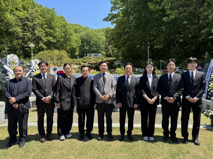 [용인=뉴시스] 무연고 사망자 합동추모제에 참석한 국민의힘 이상일 경기 용인시장 후보와 일행들. (사진=이상일 후보 선거사무소 제공) 2026.05.09. photo@newsis.com *재판매 및 DB 금지