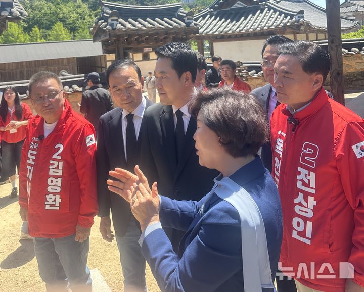 [옥천=뉴시스] 연종영 기자 = 국민의힘 장동혁 대표가 9일 충북 옥천군 옥천읍 교동 고(故) 육영수 여사 생가를 방문해 예를 갖추기 위해 육여사의 영정으로 발걸음을 옮기고 있다. 2026.05.09. jyy@newsis.com