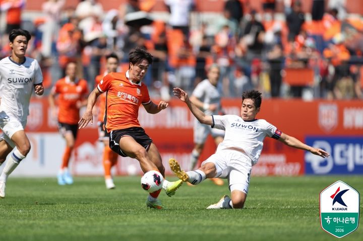 [서울=뉴시스] 프로축구 K리그2 화성FC의 박재성과 수원FC의 한찬희. (사진=한국프로축구연맹 제공) 2026.05.09. photo@newsis.com *재판매 및 DB 금지