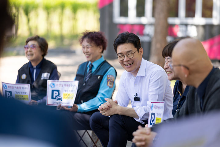 [서울=뉴시스] 정원오 더불어민주당 서울시장 후보는 9일 오후 서울 여의도공원에서 택시 운전사들을 만나 '정원오가 간다: 찾아가는 서울人터뷰'를 진행했다. (사진=정 후보 측 제공) 2026.05.09. photo@newsis.com *재판매 및 DB 금지
