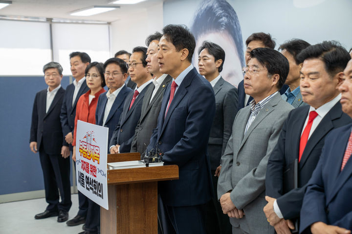[서울=뉴시스]오세훈 국민의힘 서울시장 후보가 9일 서울 25개 자치구 가운데 21대 자치구 구청장 후보들과 '부동산 지옥 저지를 위한 연석회의'를 열었다. (사진 = 오 후보 측 제공). 2026.05.09. photo@newsis.com *재판매 및 DB 금지
