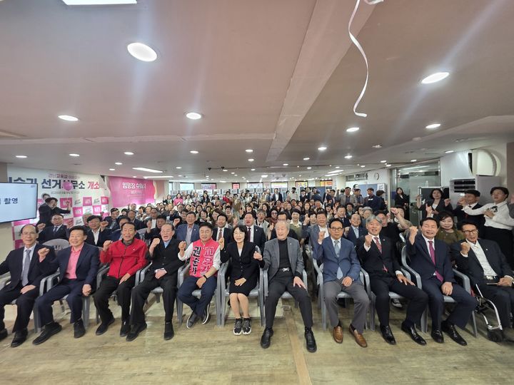 [창원=뉴시스] 권순기 경남도교육감 예비후보 선거사무소 개소식. (사진=권순기 경남교육감 예비후보 제공) 2026.05.09. photo@newsis.com *재판매 및 DB 금지