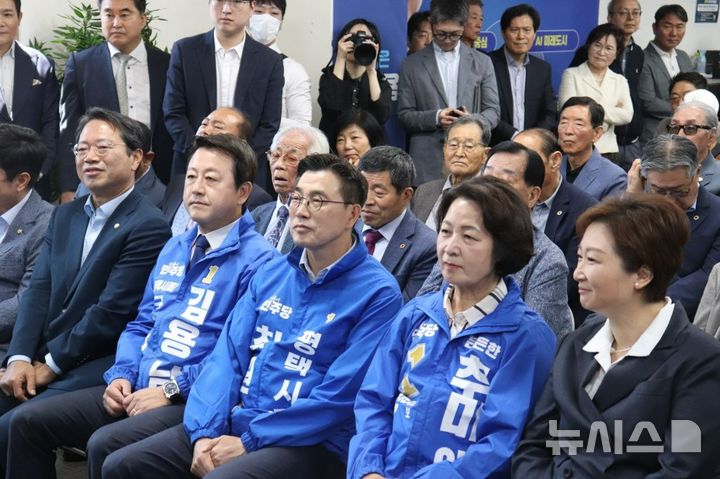 [평택=뉴시스] 더불어민주당 경기 평택시장 최원용 후보가 선거대책위원회 발대식. (사진=최원용 선거 사무실 제공) 2026.05.09. newsis.com 
