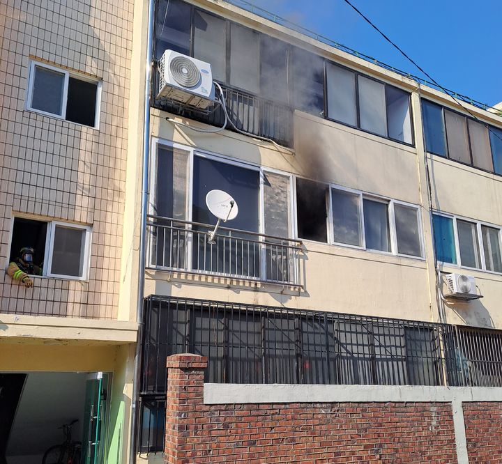 익산 빌라 2층서 화재…30대 거주자 양손 화상→병원행