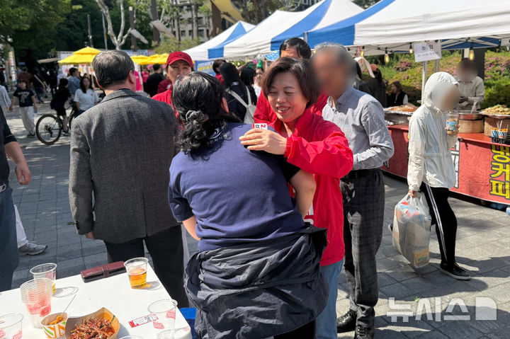 [과천=뉴시스] 국민의힘 신계용 경기 과천시장 후보가 한 상인과 인사를 나누고 있다. (사진=선거사무소 제공) 2026.05.09. newsis.com