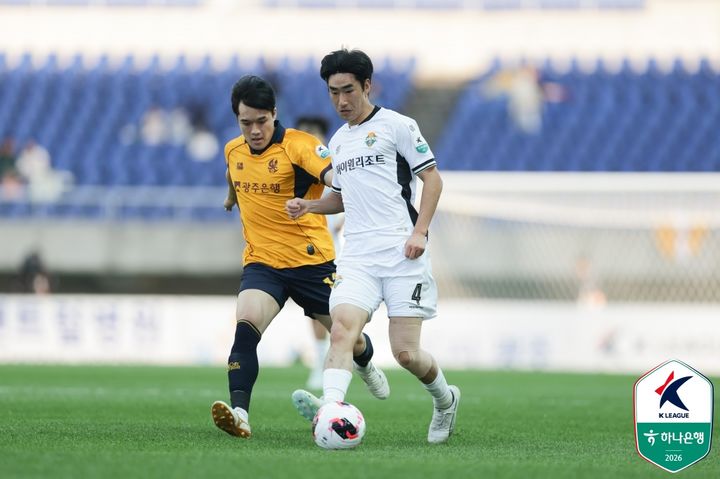 [서울=뉴시스] 프로축구 K리그1 광주FC의 박정인과 강원FC의 서민우. (사진=한국프로축구연맹 제공) 2026.05.09. *재판매 및 DB 금지