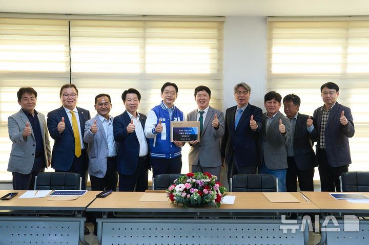 [진주=뉴시스]더불어민주당 김경수 경남도지사 후보가 9일 오전 진주시에 있는 경남수의사회관에서 정책 간담회를 가진 후 기념촬영하고 있다.(사진=김경수후보 선거사무소 제공) 2026.05.09. photo@newsis.com