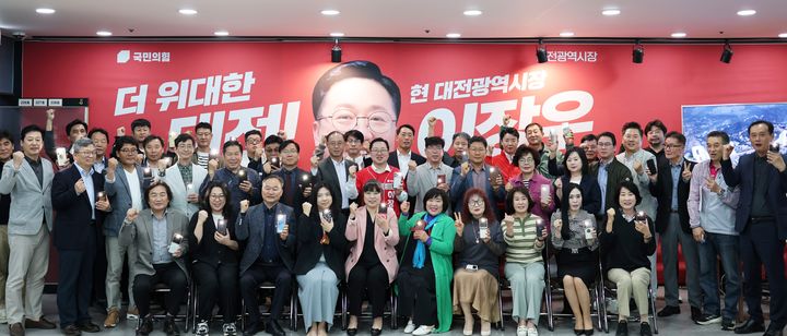[대전=뉴시스] 조명휘 기자 = 이장우 국민의힘 대전시장 후보 선거대책위원회가 9일 주요 본부장과 조직 책임자들이 참석한 가운데 회의를 연 뒤 필승을 다짐하고 있다. (사진= 이장우 후보 선대위 제공) 2026.05.09. photo@newsis.com *재판매 및 DB 금지