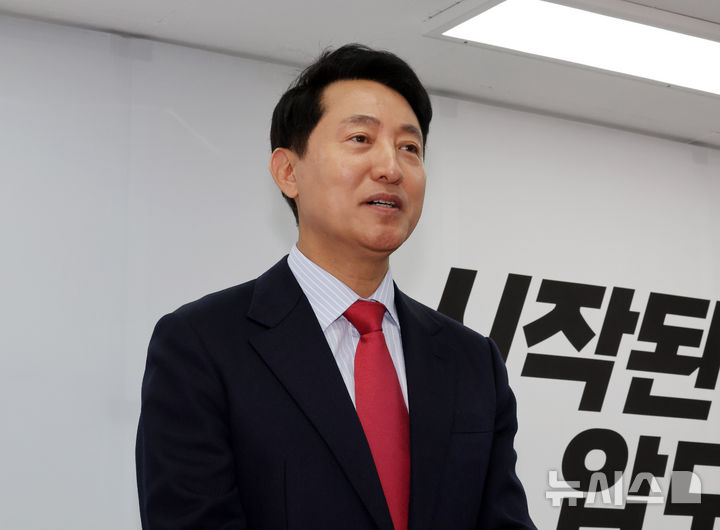 [서울=뉴시스] 배훈식 기자 = 오세훈 국민의힘 서울시장 후보가 9일 오전 서울 종로구 선거 사무실에서 4050 맞춤형 종합지원 공약을 발표하고 있다. 2026.05.09. dahora83@newsis.com