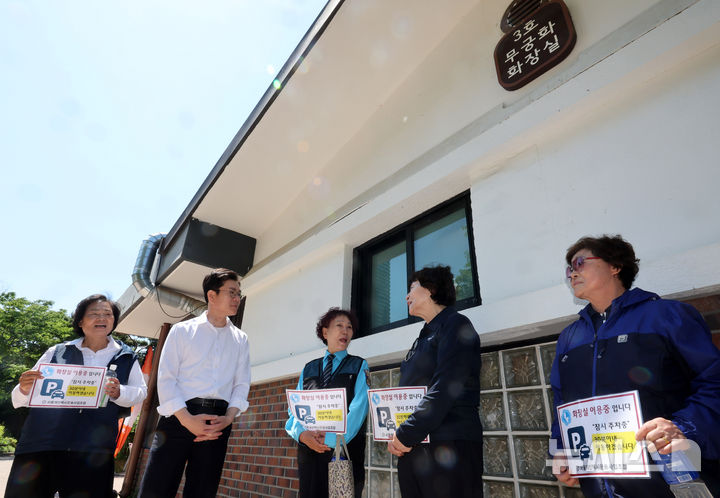 [서울=뉴시스] 배훈식 기자 = 정원오 더불어민주당 서울시장 후보가 9일 오후 서울 여의도 공원에서 택시운수 종사자들과 만나 민원 등 애로사항에 대해 대화하고 있다. 2026.05.09. dahora83@newsis.com