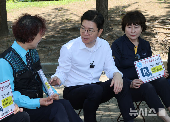 [서울=뉴시스] 배훈식 기자 = 정원오 더불어민주당 서울시장 후보가 9일 오후 서울 여의도 공원에서 택시운수 종사자들과 만나 민원 등 애로사항에 대해 대화하고 있다. 2026.05.09. dahora83@newsis.com