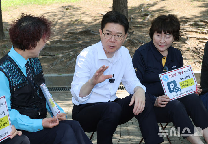 [서울=뉴시스] 배훈식 기자 = 정원오 더불어민주당 서울시장 후보가 9일 오후 서울 여의도 공원에서 택시운수 종사자들과 만나 민원 등 애로사항에 대해 대화하고 있다. 2026.05.09. dahora83@newsis.com