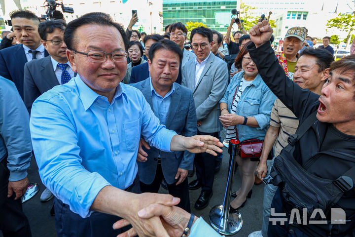 [대구=뉴시스] 이무열 기자 = 더불어민주당 김부겸 대구시장 예비후보가 9일 대구 중구 서문시장을 찾아 시민들에게 인사하고 있다. 2026.05.09. lmy@newsis.com