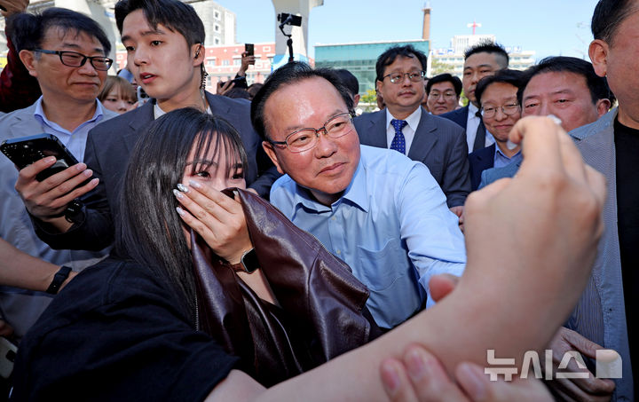 [대구=뉴시스] 이무열 기자 = 더불어민주당 김부겸 대구시장 예비후보가 9일 대구 중구 서문시장을 찾아 시민과 셀카를 찍고 있다. 2026.05.09. lmy@newsis.com