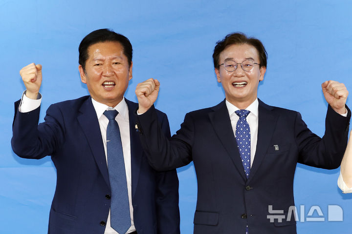  [부산=뉴시스] 하경민 기자 = 정청래 더불어민주당 대표가 9일 부산 부산진구의 한 건물에서 열린 전재수 부산시장 후보 선거사무소 개소식에 참석, 전 후보와 손을 들고 지지자들에게 인사하고 있다. 2026.05.09. yulnetphoto@newsis.com