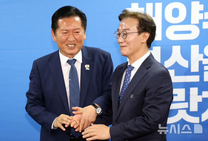  [부산=뉴시스] 하경민 기자 = 정청래 더불어민주당 대표가 9일 부산 부산진구의 한 건물에서 열린 전재수 부산시장 후보 선거사무소 개소식에 참석, 전 후보와 인사하고 있다. 2026.05.09. yulnetphoto@newsis.com