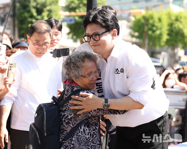 [부산=뉴시스] 최진석 기자 = 한동훈 무소속 6·3 국회의원 부산 북갑 보궐선거 후보가 9일 부산 북구 구포시장 인근 쌈지공원에서 공식 출마 기자회견을 마친 후 어르신과 포옹하고 있다. 2026.05.09. myjs@newsis.com