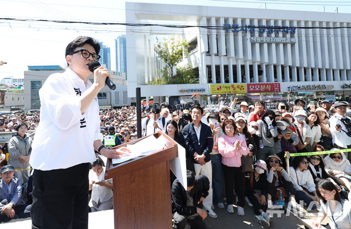 [부산=뉴시스] 최진석 기자 = 한동훈 무소속 6·3 국회의원 보궐선거 부산 북구갑 후보가 9일 부산 북구 구포시장 인근 쌈지공원에서 공식 출마 기자회견을 하고 있다. 2026.05.09. myjs@newsis.com
