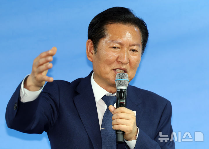  [부산=뉴시스] 하경민 기자 = 정청래 더불어민주당 대표가 9일 부산 부산진구의 한 건물에서 열린 전재수 부산시장 후보 선거사무소 개소식에 참석해 축사를 하고 있다. 2026.05.09. yulnetphoto@newsis.com