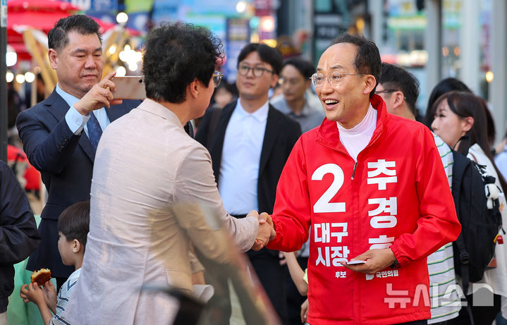 [대구=뉴시스] 이무열 기자 = 추경호 국민의힘 대구시장 예비후보가 9일 대구 중구 동성로를 찾아 시민들과 인사하고 있다. 2026.05.09. lmy@newsis.com