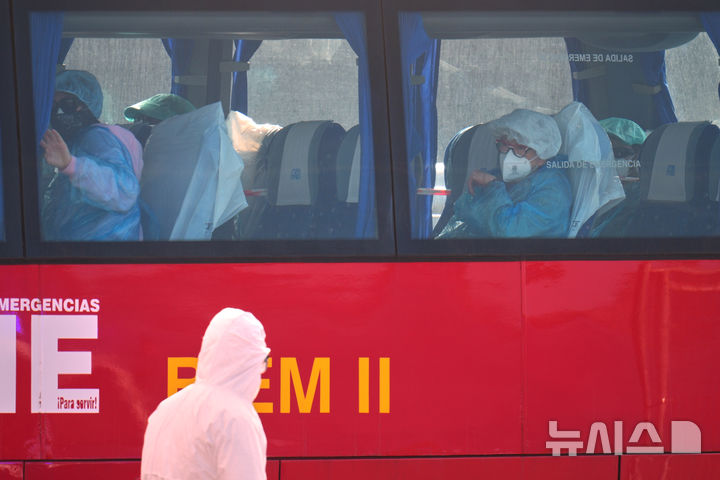[AP/뉴시스] 10일 낮 혼두이스호에서 내린 스페인 국적 탑승객들이 즉시 버스에 올라 주민접촉없이 공항으로 가고 있다 