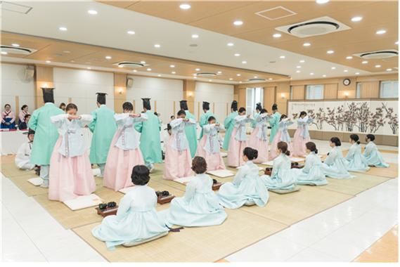 [부산=뉴시스] 지난해 부산시 여성문화회관에서 열린 전통 성년례 모습. (사진=부산시 여성문화회관 제공) 2026.05.10. photo@newsis.com *재판매 및 DB 금지