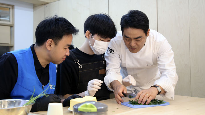 [서울=뉴시스] 타미 리 셰프가 밀알학교에서 학생들, GS리테일 임직원들과 요리 봉사 활동을 진행하고 있다. (사진=GS25 제공) 2026.05.10. photo@newsis.com *재판매 및 DB 금지