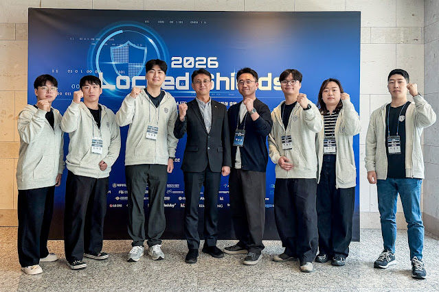 [서울=뉴시스] KT는 나토 사이버방위센터(CCDCOE) 주관 국제 사이버방어 훈련 '락드쉴즈(Locked Shields)' 훈련이 지난달 20일부터 24일까지 진행됐고, 국내 통신사 가운데 유일하게 참가했다고 10일 밝혔다. 사진은 행사에 참가한 KT 정보보안실 직원 모습. (사진=KT 제공) 2026.05.10. photo@newsis.com *재판매 및 DB 금지