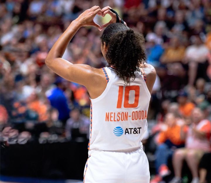 [서울=뉴시스] 미국여자프로농구(WNBA) 스타 올리비아 넬슨-오도다가 과감한 시스루 의상을 선보이며 팬들의 시선을 사로잡았다. (사진=인스타그램 @olivianelson_17) *재판매 및 DB 금지