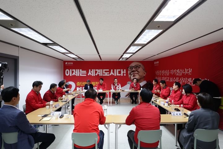 [부산=뉴시스] 박형준 국민의힘 부산시장 후보 선거대책위원회가 10일 부산지역 국회의원 10여 명이 참석한 가운데 선대위 전체회의를 개최했다. (사진=박형준 국민의힘 부산시장 후보 선대위 제공) 2026.05.10. photo@newsis.com *재판매 및 DB 금지