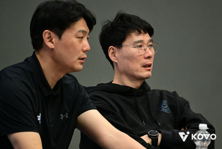 [서울=뉴시스]여자배구 현대건설 강성형 감독(오른쪽). (사진=KOVO 제공)