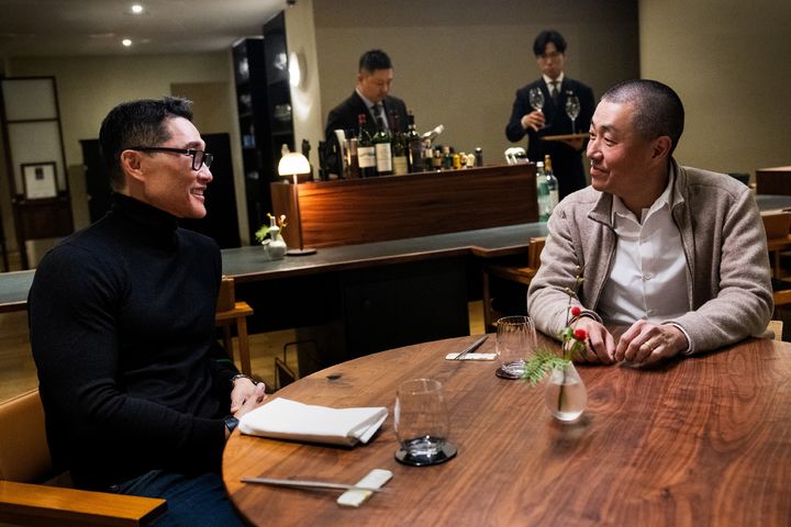 [서울=뉴시스]'케이-에브리띵'에 출연한 호스트 다니엘 대 킴과 한국인 최초 미쉐린 3스타 코리 리(Corey Lee) 셰프가 대화를 하고 있는 모습. (사진=현대차 제공) 2026.05.10. photo@newsis.com *재판매 및 DB 금지