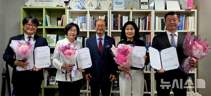 [청주=뉴시스] 충북 청주문화재단 신임 비상근 임원들이 지난 8일 임명장을 받은 뒤 기념촬영을 하고 있다. (사진= 청주문화재단 제공) 2026.05.10. photo@newsis.com *재판매 및 DB 금지