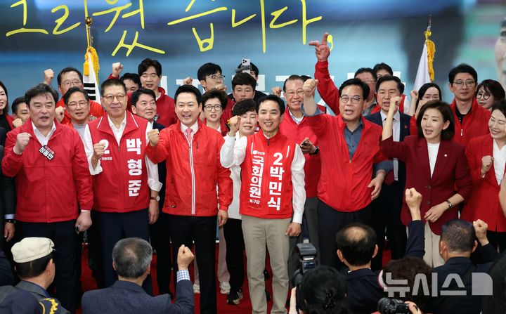 [부산=뉴시스] 하경민 기자 = 장동혁 국민의힘 대표와 송언석 원내대표가 10일 부산 북구의 한 건물에서 열린 박민식 부산 북구갑 국회의원 보궐선거 후보 선거사무소 개소식에 참석, 박 후보 등과 파이팅을 외치고 있다. 2026.05.10. yulnetphoto@newsis.com