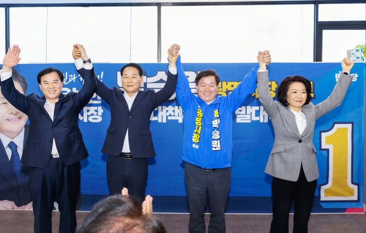 [광명=뉴시스] 박승원 더불어민주당 광명시장 후보(사진 왼쪽에서 세 번째)가 10일 선거대책본부 발대식을 개최, 예비후보로서 경쟁을 벌이다 지금은 원팀을 구성한 김영준·안성환·양이원영 공동선대위원장과 함께 사진을 찍고 있다. 사진 왼쪽부터 김영준·안성환·박승원·양이원영. (사진=박승원 후보 선거사무소 제공) 2026.05.10. photo@newsis.com *재판매 및 DB 금지