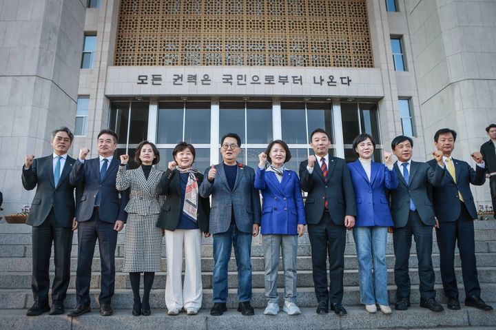 [수원=뉴시스] 국회의사당 본청 입구에서 기념사진 찍는 추미애 더불어민주당 경기도지사 후보. (사진=추미애 후보 제공) 2026.05.10. photo@newsis.com *재판매 및 DB 금지