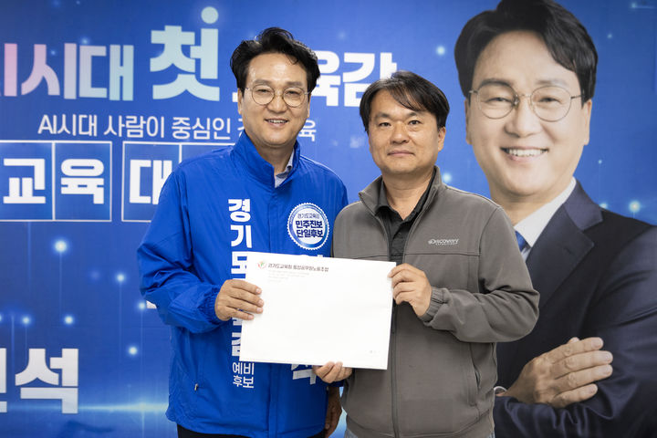[수원=뉴시스] 정책제안서 전달. (사진=캠프 제공) 2026.05.10. photo@newsis.com *재판매 및 DB 금지