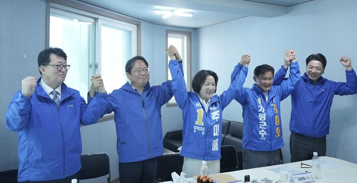 [수원=뉴시스] 김승원 더불어민주당 경기도당위원장, 추미애 경기도지사 후보, 김경호 가평군수 후보 등이 10일 김 후보 선거사무실에서 정책간담회를 연 뒤 기념사진을 찍고 있다. (사진=더불어민주당 경기도당 제공) 2026.05.10. photo@newsis.com *재판매 및 DB 금지