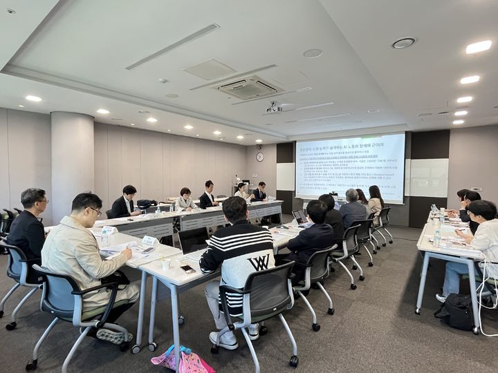 [서울=뉴시스] 디지털소사이어티 디지털사회전환위원회는 지난 8일 광화문HJ비즈니스센터에서 'AI-노동 협업 환경에의 적응'을 주제로 포럼을 개최했다. (사진=디지털소사이어티 제공) 2026.05.08. photo@newsis.com *재판매 및 DB 금지