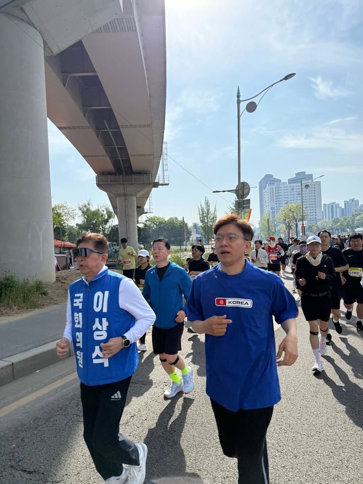 [용인=뉴시스] 용인마라톤에 참가하는 현근택 후보(사진=현근택 후보 선거사무소 제공) 2026.05.11.photo@newsis.com *재판매 및 DB 금지
