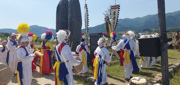 [강릉=뉴시스] 10일 강릉 학산오독떼기 모내기 시연 행사에서 강릉시농악보존회원이 풍물놀이를 있다.(사진=강릉시 제공)photo@newsis.com *재판매 및 DB 금지