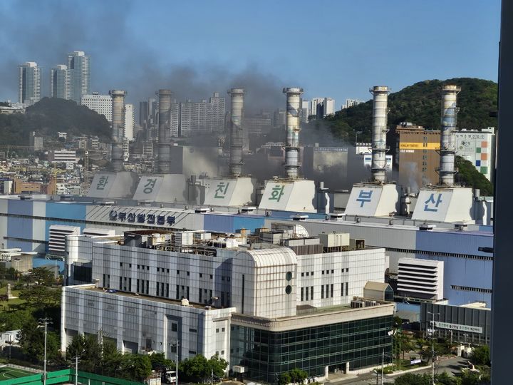 [부산=뉴시스] 10일 오후 부산 사하구의 한국남부발전 빛드림본부 건물에서 불이 났다. (사진=독자 제공) 2026.05.10. photo@newsis.com *재판매 및 DB 금지