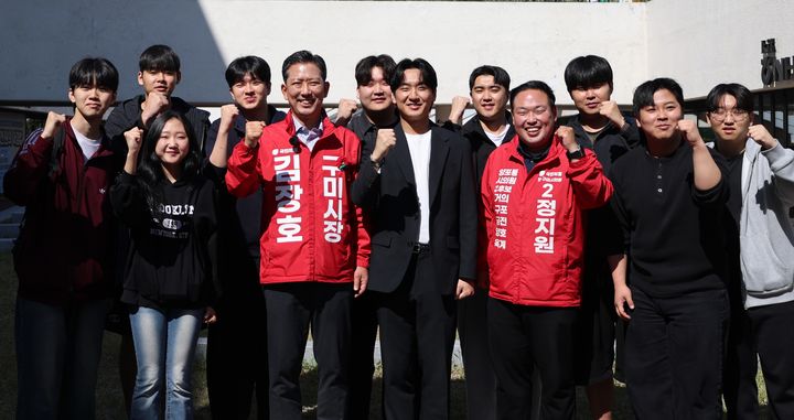 [구미=뉴시스] 금오공대 학생들과 기념사진 찍는 김장호 예비후보. (사진=김장호 선거사무소 제공) 2026.05.10 photo@newsis.com *재판매 및 DB 금지