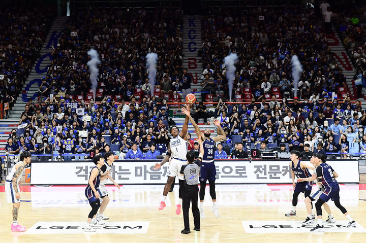 [서울=뉴시스] 프로농구 부산 KCC와 고양 소노의 2025~2026시즌 LG전자 프로농구 챔피언결정전 4차전 홈 경기가 열린 부산사직체육관. (사진=KBL 제공) *재판매 및 DB 금지
